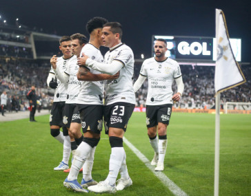 Fausto, Piton, Du Queiroz, Fagner e Renato comemoram o gol marcado pelo Corinthians
