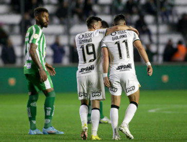 Gustavo Silva e Giuliano comemorando gol do Corinthians