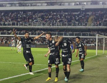 Bruno M�ndez e Gustavo Silva comemorando com R�ger Guedes seu gol marcado