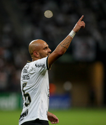 F�bio comemorando