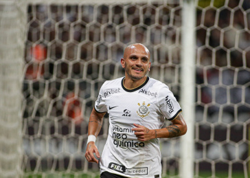 F�bio Santos comemorando