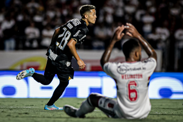 Adson marcou dois gols no cl�ssico