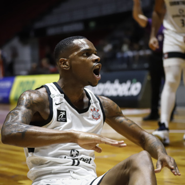 Davaunta Thomas ap�s ser derrubado