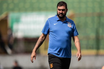 Danilo observa time em vit�ria contra o RB Bragantino no Brasileir�o Sub-20