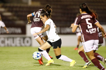 Fernanda disputando a bola com jogadoras da Ferrovi�ria