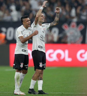 Cantillo e Rog�r Guedes comemoram gol validado