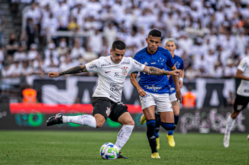 Fagner disputando a bola