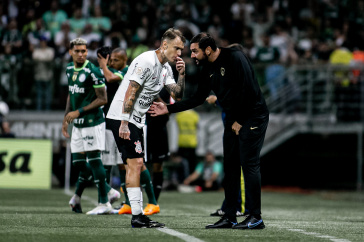 R�ger Guedes conversando com Danilo no gramado do Allianz Parque, durante jogo contra o Palmeiras