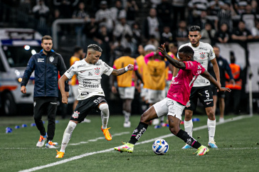Adson aplicando drible