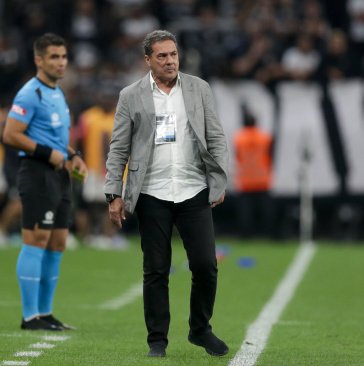Luxemburgo observando a partida