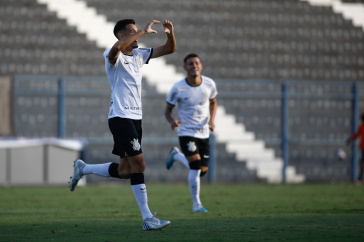 Adryan marcou um dos gols da goleada do Corinthians por 6 a 0 sobre o ECUS