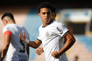 Juninho comemora gol marcado