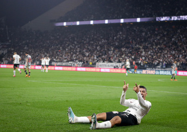 Bidu comemora gol marcado