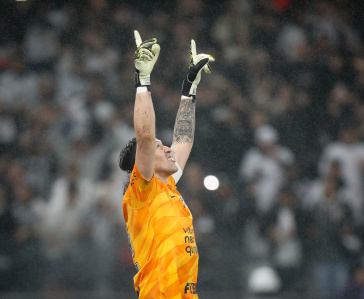 C�ssio comemorando vit�ria do Corinthians