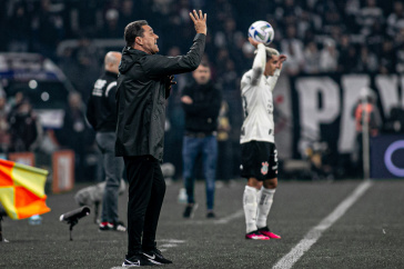 Luxemburgo gesticulando com os jogadores que est�o em campo; Fagner aparece ao fundo