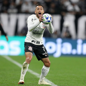 Maycon esbraveja durante a partida