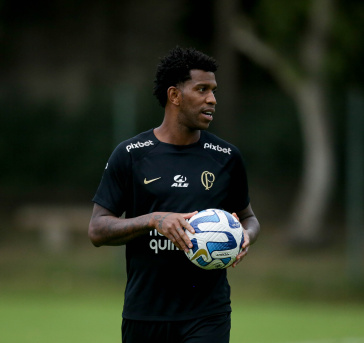 Gil conversando no treinamento