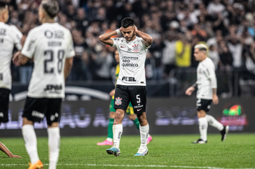 Fausto Vera e jogadores do Corinthians lamentando durante jogo contra o Cuiab�