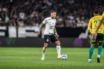 Maycon observando o campo com a bola em seu dom�nio durante jogo contra o Cuiab�
