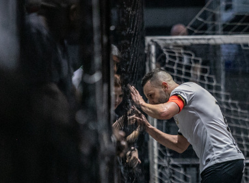 Deives comemora com a torcida gol marcado em jogo do Corinthians contra o Aroeira