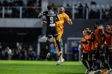 Yuri Alberto comemorando o gol que marcou com Carlos Miguel