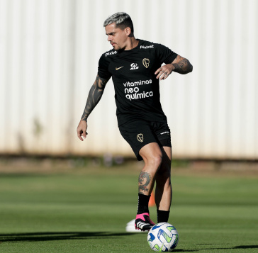 Fagner na prepara��o para o jogo contra o Liverpool