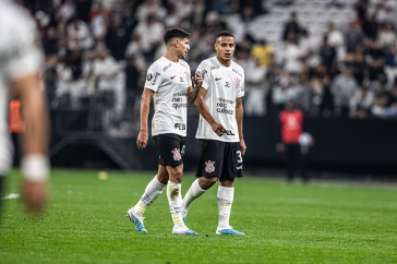 Caetano e Murillo conversam durante a partida