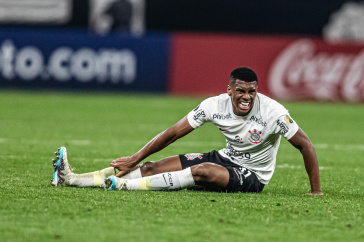 Felipe Augusto sente dores em campo