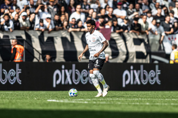 Gil com a bola dominada