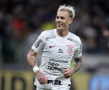 R�ger Guedes comemorando gol