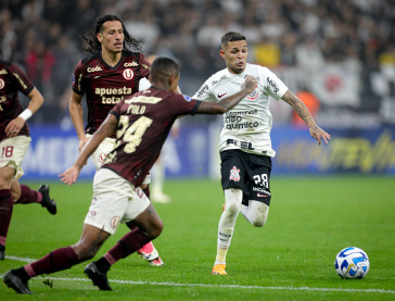 Adson fazendo jogada