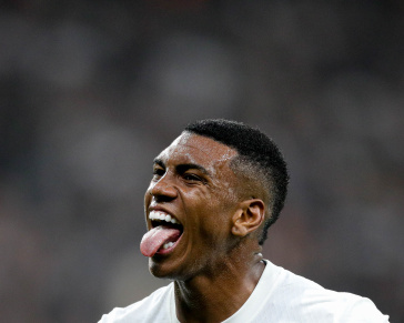 Felipe Augusto vibra com gol marcado