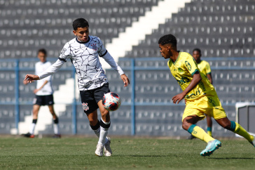 Disputa de bola no meio de campo na partida entre Corinthians e Mirassol pelo Paulist�o Sub-17