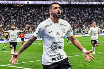 Renato comemorando gol