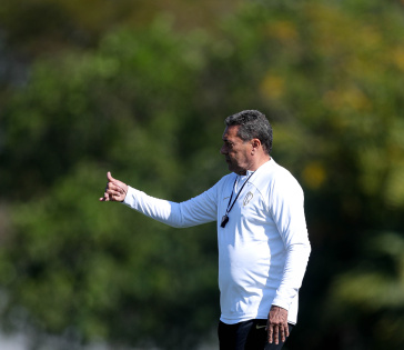 Luxemburgo fazendo um sinal com a m�o em atividade no CT Joaquim Grava