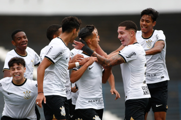Jogadores comemorando o gol de Pellegrin para abrir o placar
