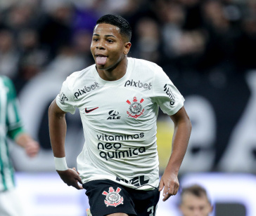 Wesley comemora gol marcado