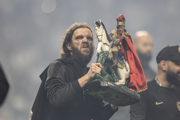 Fernando Wanner com a imagem de S�o Jorge durante treino aberto