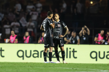 Maycon e Fausto Vera conversando no jogo contra o S�o Paulo