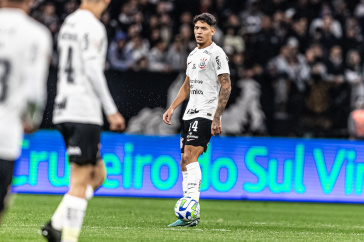 Caetano com a bola dominada no confronto contra o Go�as