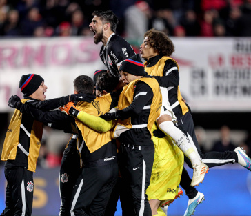 Jogadores do Corinthians comemoram classifica��o na Sul-Americana