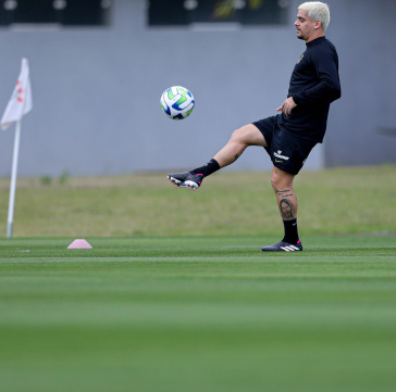 Fagner treinando com a bola