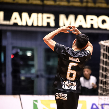Daniel Japon�s gesticulando com um cora��o durante comemora��o de gol
