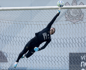 Felipe Longo, goleiro do Sub-20, se esticando durante treino do profissional