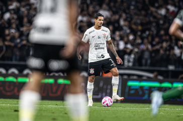 Lucas Ver�ssimo com a bola