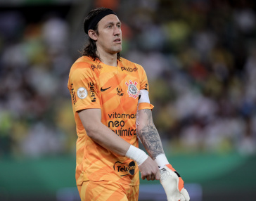 C�ssio ajeitando a luva