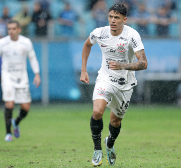 Caetano em campo correndo