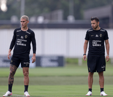 Rojas e Romero concentrados no treino