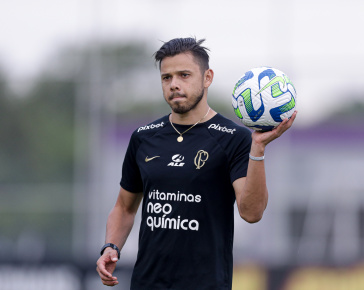 Romero com a bola na m�o durante o treino