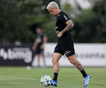 Fagner executando exerc�cio no treino